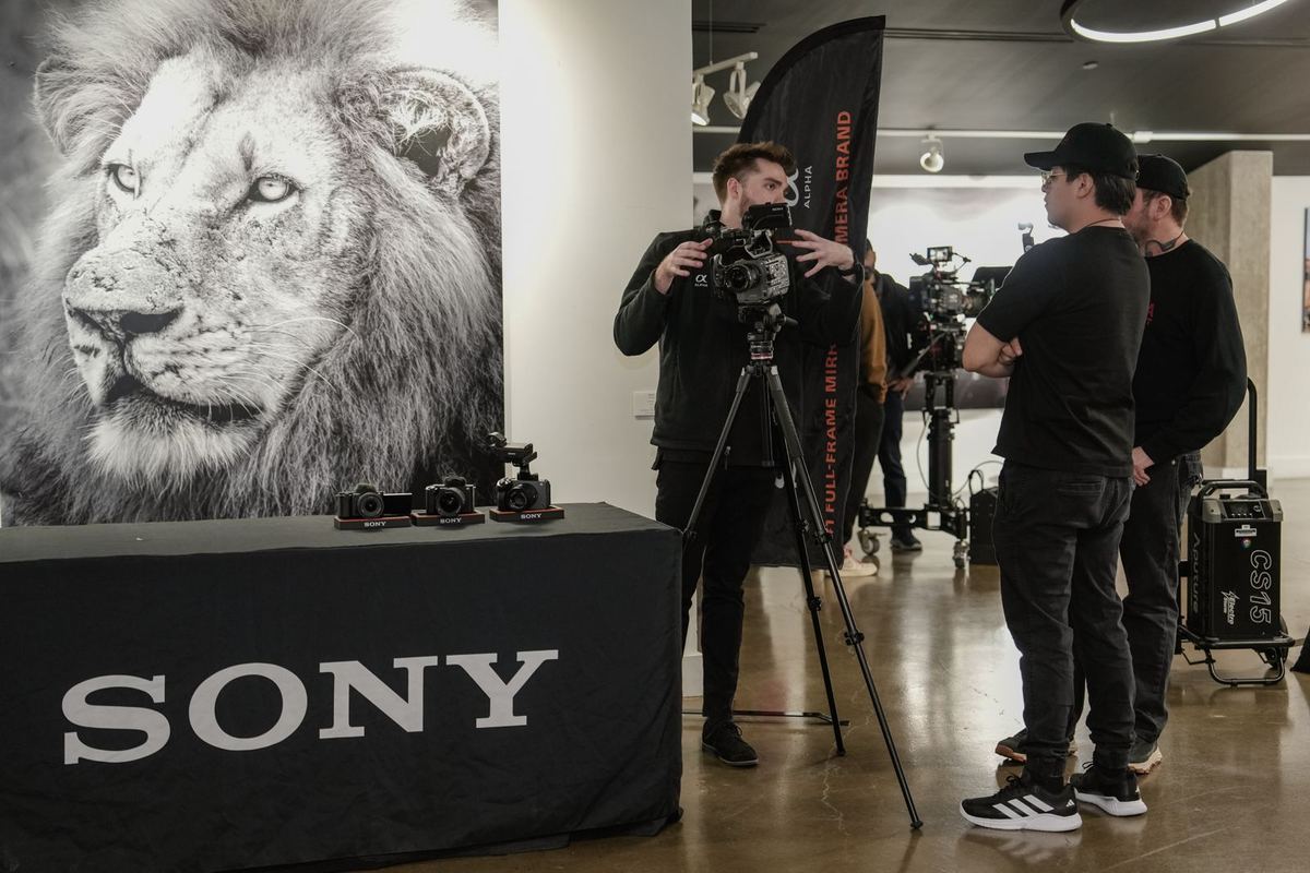 Hands-on camera session at a Siné workshop